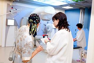 Once-daily radiotherapy is not superior to twice-daily treatment for patients with small-cell lung cancer receiving concurrent chemoradiotherapy. Once-daily radiotherapy is not superior to twice-daily treatment for patients with small-cell lung cancer receiving concurrent chemoradiotherapy.