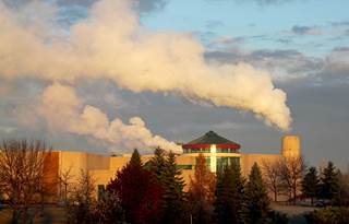 An analysis of over 20 years of health data indicates that exposure to air pollution is correlated with worsened survival outcomes for patients diagnosed with lung cancer. An analysis of over 20 years of health data indicates that exposure to air pollution is correlated with worsened survival outcomes for patients diagnosed with lung cancer.