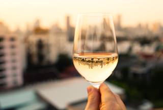 Some data point to a link between white wine and melanoma, though this link is inconclusive. Some data point to a link between white wine and melanoma, though this link is inconclusive.